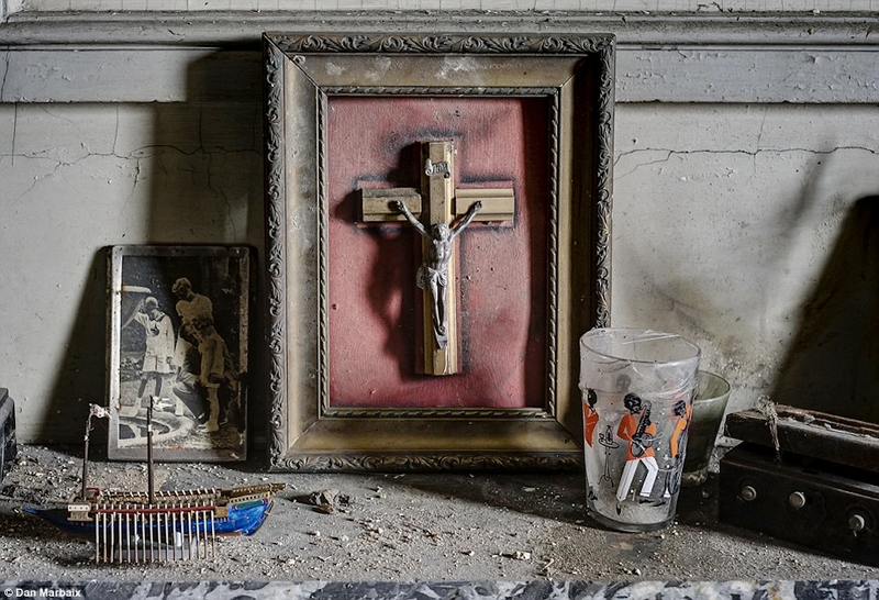Illustration for article titled Abandoned House Is Straight Out Of A Horror Flick